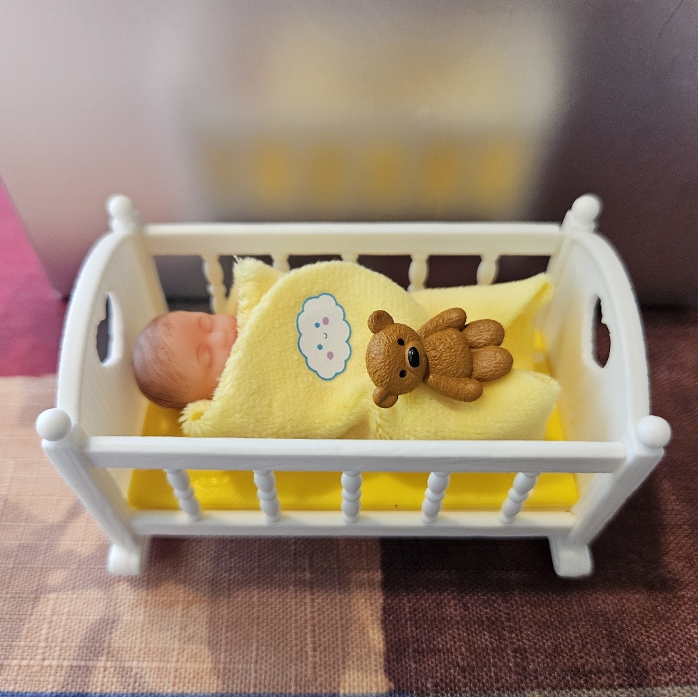 Zuru Mini Baby Doll in Yellow Swaddle with Brown Teddy in White Cradle - Picture 2 of 7